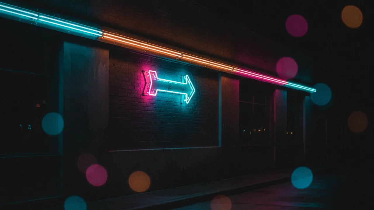 Karanlık duvarda sağı gösteren cyan neon ok tabelası